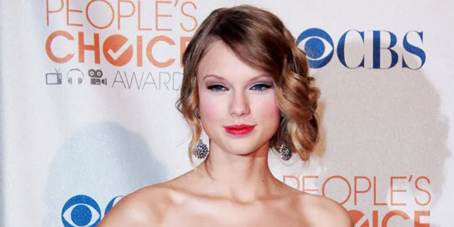 Taylor Swift Berdandan Gothic, Penasaran?