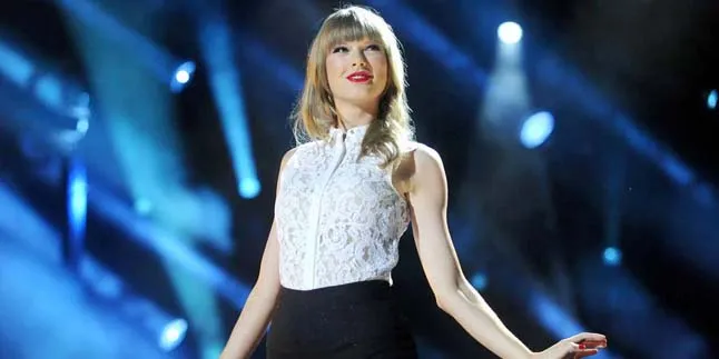 Taylor Swift Bersinar di Cover Majalah Elle
