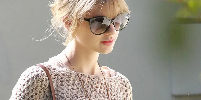 Taylor Swift Cantik Dengan Blouse Warna Pastel