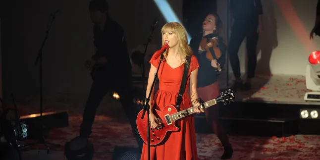 Taylor Swift dan Ellie Goulding Kompak Dalam Bermusik