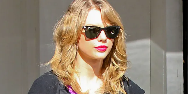 Taylor Swift Enjoy Ajak Kucingnya Jalan-Jalan