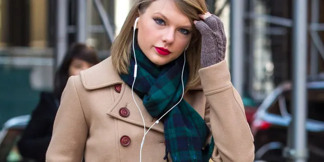 Taylor Swift Lebih Keren Pake Blazer Atau Coat?