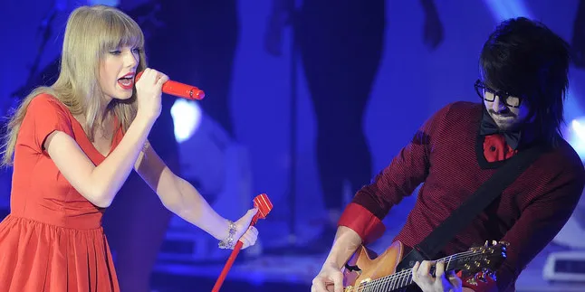 Taylor Swift Mahir Bermain Alat Musik Satu Ini