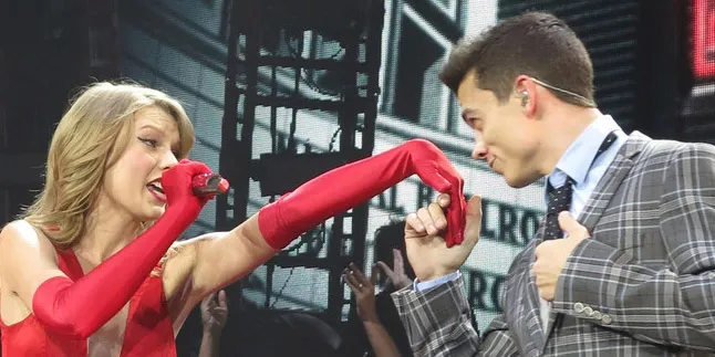 Taylor Swift Membuat Penyanyi Country Lain Bangga Padanya