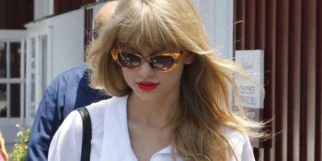 Taylor Swift Nikmati Hari Libur Paskah di Pantai