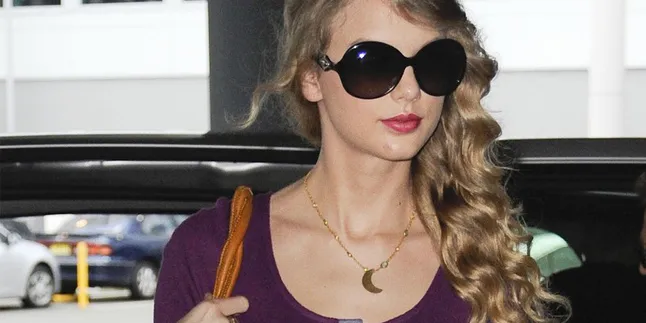 Taylor Swift Padukan Mini Dress Dan Blazer Jadi Outfit Keren