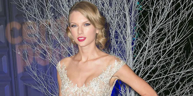 Taylor Swift Pakai Dress Merah ke Gym!