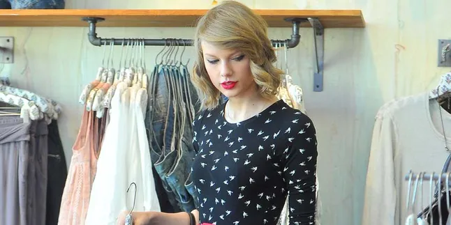Taylor Swift Tampil Ala 80-an di Konsernya