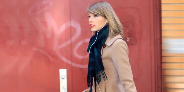 Taylor Swift Unggah Foto Saat Memakai Bikini
