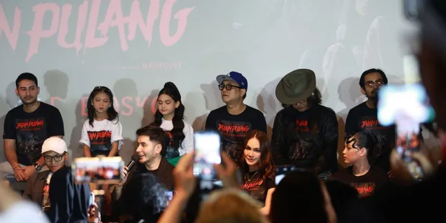 Teaser Perdana 'JALAN PULANG' Dirilis, Suguhkan Ketegangan Mistik Dengan Drama Keluarga yang Kuat Teaser Perdana 'JALAN PULANG' Dirilis, Suguhkan Ketegangan Mistik Dengan Drama Keluarga yang Kuat