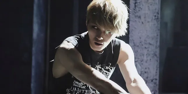 Teaser 'Triangle', Jaejoong Lari di Jalan Hanya Pakai Boxer