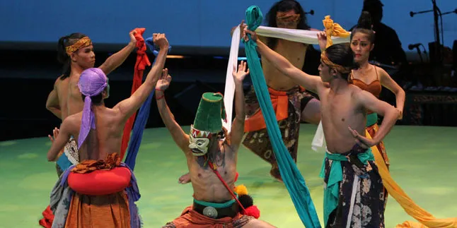 Teater 'Selendang Merah' Sukses Pukau Ratusan Penonton Teater 'Selendang Merah' Sukses Pukau Ratusan Penonton