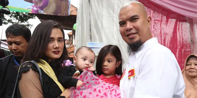 Tedak Siten Baby Er, Keluarga Ahmad Dhani Pakai Baju Adat Jawa Tedak Siten Baby Er, Keluarga Ahmad Dhani Pakai Baju Adat Jawa