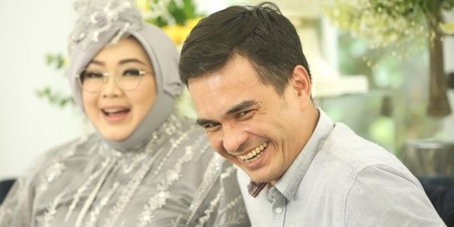 Teddy Syach and Children Send Prayers for the Late Rina Gunawan After Eid Prayer