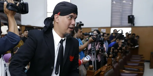 Tegar Divonis 1 Tahun, Ahmad Dhani Sebut Sidangnya 'Diamputasi' Tegar Divonis 1 Tahun, Ahmad Dhani Sebut Sidangnya 'Diamputasi'