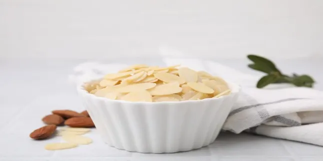 Teknik Sederhana Membuat Almond Slice Renyah untuk Topping