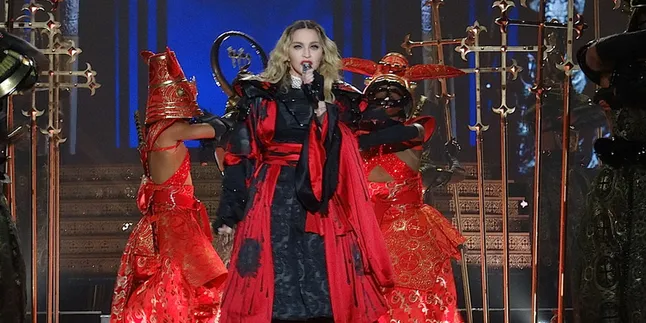 Telat 3 Jam, Madonna Akhirnya Tampil di Konser Sambil Mabuk