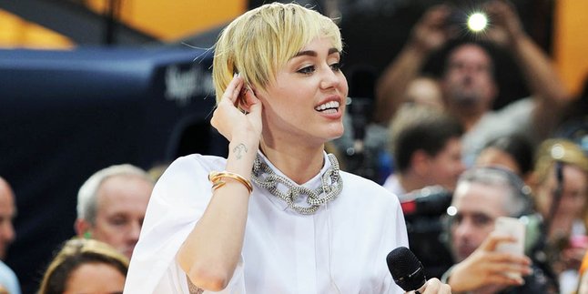 Telat Ganti Baju, Miley Cyrus Naik Panggung Pakai Celana Dalam!