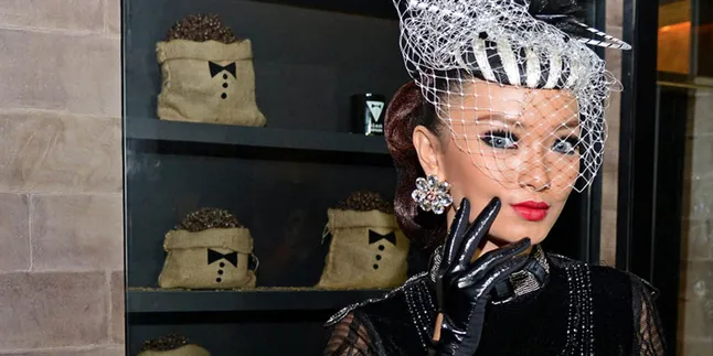 Tema Gaun Pernikahan Zaskia Gotik: Ala Putri Istana Tema Gaun Pernikahan Zaskia Gotik: Ala Putri Istana