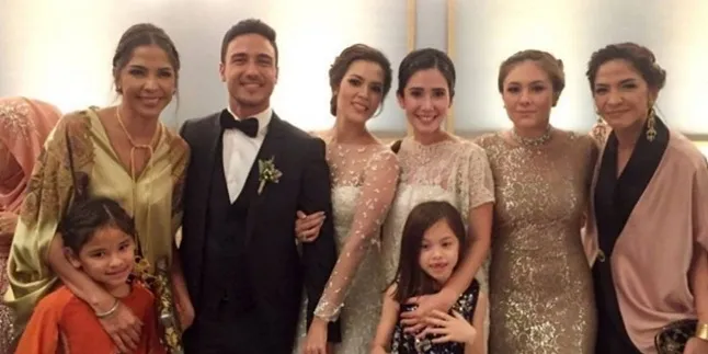 Teman Main Dari Kecil, Wulan Guritno Reuni di Nikahan Hamish Daud