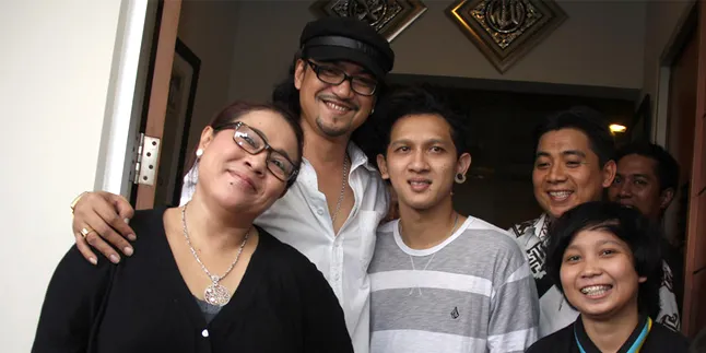 Teman-Teman Mengira Nunung Dirawat di Jakarta