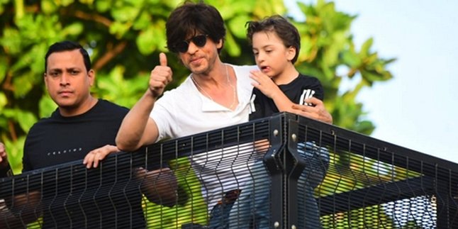 Accompany AbRam Khan in School Competition, Shahrukh Khan Proud of His Youngest Son's Win and Medal