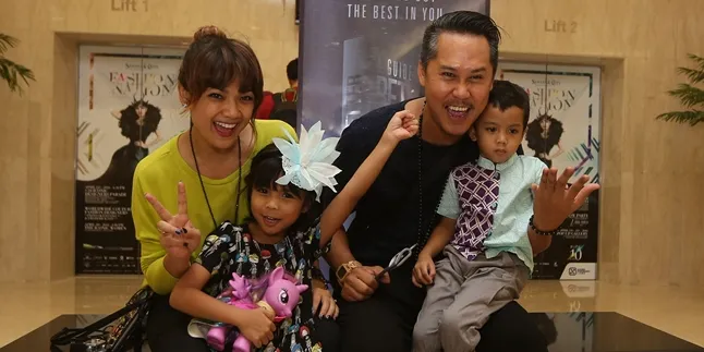 Temani Anak Fashion Show, Nirina Zubir Rempong dan Deg-Degan Temani Anak Fashion Show, Nirina Zubir Rempong dan Deg-Degan