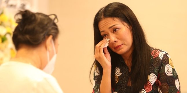 Accompanying Father at the Hospital, Dee Lestari Accepts the Departure of Her Father