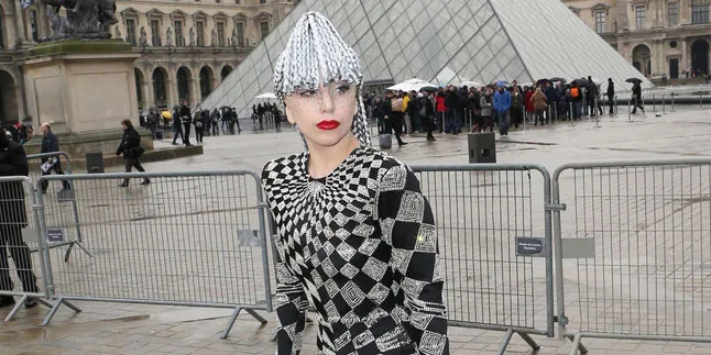 Temui Fans, Lady Gaga Cuma Pakai Bikini