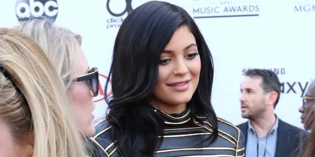 Tepis Kabar Kehamilan, Kylie Jenner Pamer Perut Rata dan Menggoda