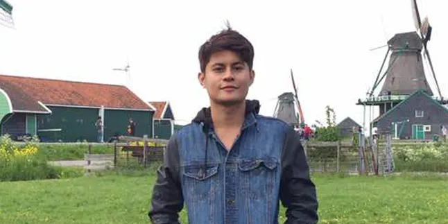 Terbang ke Eropa, Esal Revano Liburan Sekaligus Kerja