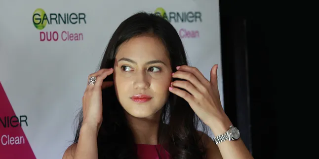 Terbang ke Singapura, Laptop Pevita Pearce Ketinggalan di Pesawat