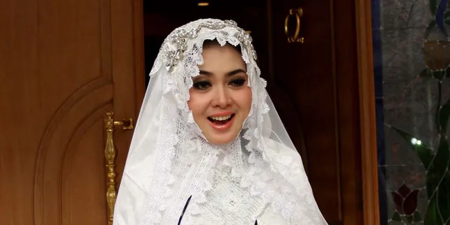 Terbaring di Rumah Sakit, Syahrini Tetap Pakai Jilbab