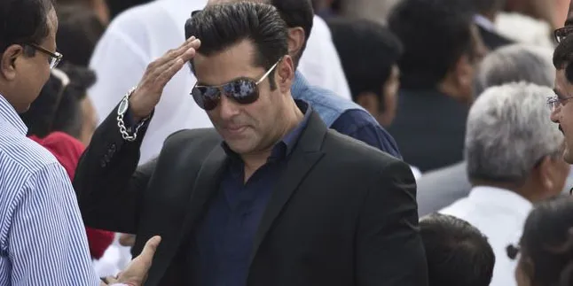Terbawa Perasaan, Salman Khan Bikin Mewek Ayah Ranbir Kapoor Terbawa Perasaan, Salman Khan Bikin Mewek Ayah Ranbir Kapoor