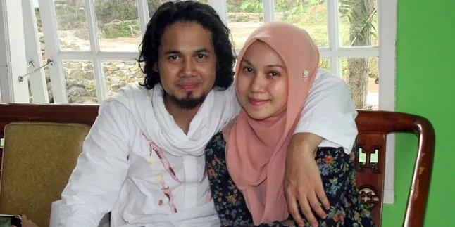 Terbelit Masalah Suami, Puput Melati Cari Ilmu Lewat Pengajian Terbelit Masalah Suami, Puput Melati Cari Ilmu Lewat Pengajian