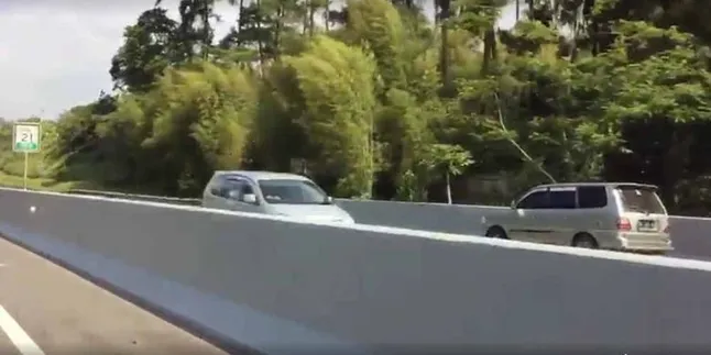 Terekam Kamera, Sebuah Mobil Nekat Melawan Arus di Tol Semarang