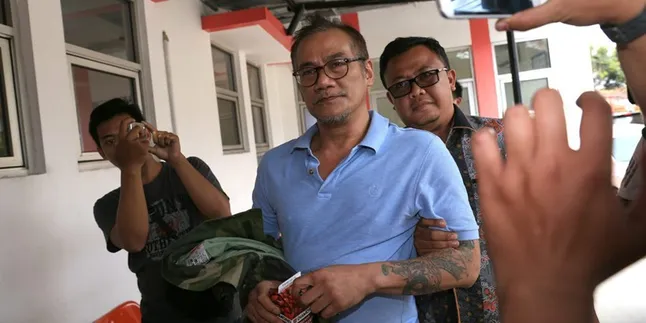 Terima Dakwaan JPU, Tio Pakusadewo Ucap Sajak WS Rendra Ini! Terima Dakwaan JPU, Tio Pakusadewo Ucap Sajak WS Rendra Ini!