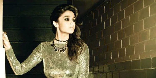 Terima Hadiah Ini, Alia Bhatt Malah Tertawa Terima Hadiah Ini, Alia Bhatt Malah Tertawa