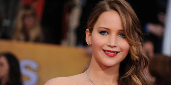 Terima Penghargaan SAG Award, Gaun Jennifer Lawrence Robek