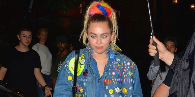 Teringat Anjing Lucunya Yang Mati, Miley Cyrus Menangis Haru!