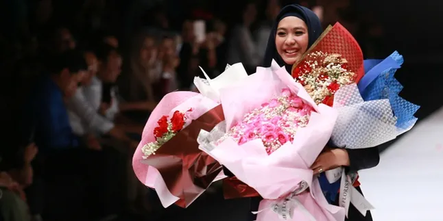 Terinspirasi Kehidupan di Jerman, Oki Setiana Dewi Pamerkan Rancangannya di JFW 2017