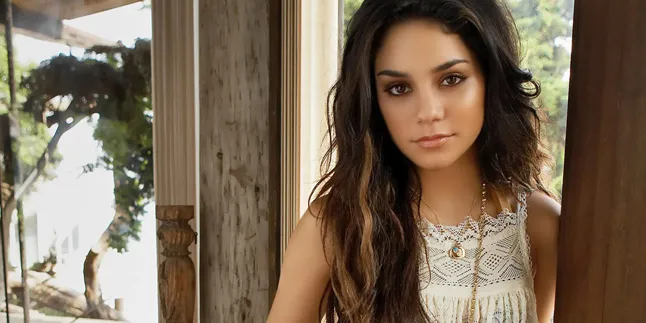 Terinspirasi Spring Breakers, Vanessa Hudgens Rilis Video Berbikini