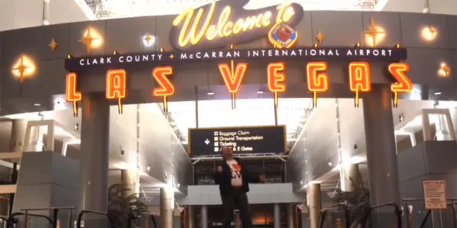 Terjebak di Bandara, Pria Ini Bikin Klip Gokil Menghebohkan