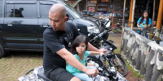 Terjebak Macet, Begini Tingkah Ahmad Dhani dan Safeea di Mobil