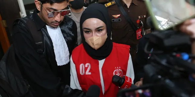 Terjerat Dua Kasus Hukum Sekaligus, Cerita Pilu Medina Zein Akui Tulis Surat Saat Rindu Anak Terjerat Dua Kasus Hukum Sekaligus, Cerita Pilu Medina Zein Akui Tulis Surat Saat Rindu Anak