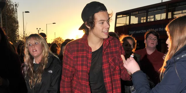 Terjun Bebas, Aksi Gila Harry Styles Saat Senggang