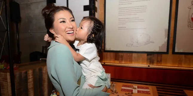 Terkait Video Cuci Mobil Sendiri, Ini Kata Sarwendah