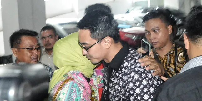 Terkena Kasus Korupsi, Zumi Zola Divonis 6 Tahun Penjara Terkena Kasus Korupsi, Zumi Zola Divonis 6 Tahun Penjara