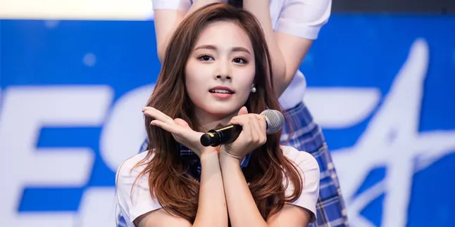 Terlalu Cantik, Pesona Tzuyu TWICE Sampai Bikin Shock Staff Bandara Terlalu Cantik, Pesona Tzuyu TWICE Sampai Bikin Shock Staff Bandara