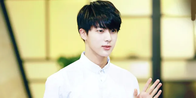 Terlalu Ganteng Saat Buka Pintu Mobil, Idol Ini Jadi Buah Bibir